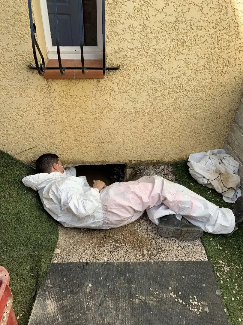 Technicien réalisant un curage haute pression des réseaux d’assainissement à Toulon