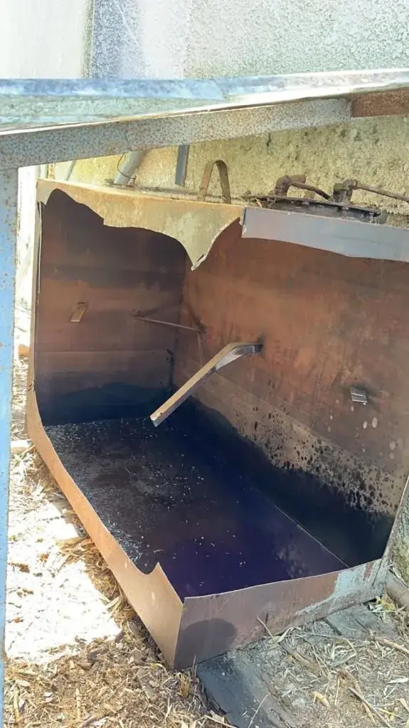 Technicien réalisant le dégazage et le découpage d’une cuve à fioul à Vitrolles