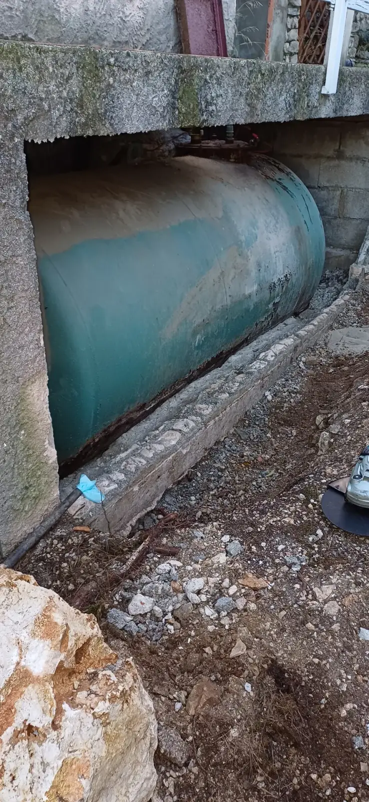 Découpage de cuves à fioul enterrées (après neutralisation)