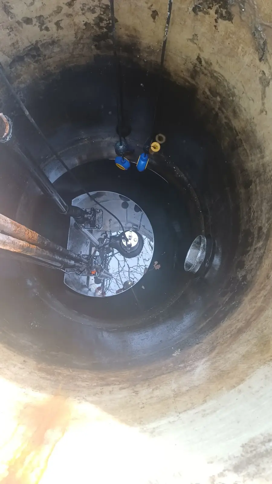 Technicien réalisant l’entretien d’une pompe de relevage à Vitrolles (nettoyage du poste et contrôle des flotteurs)