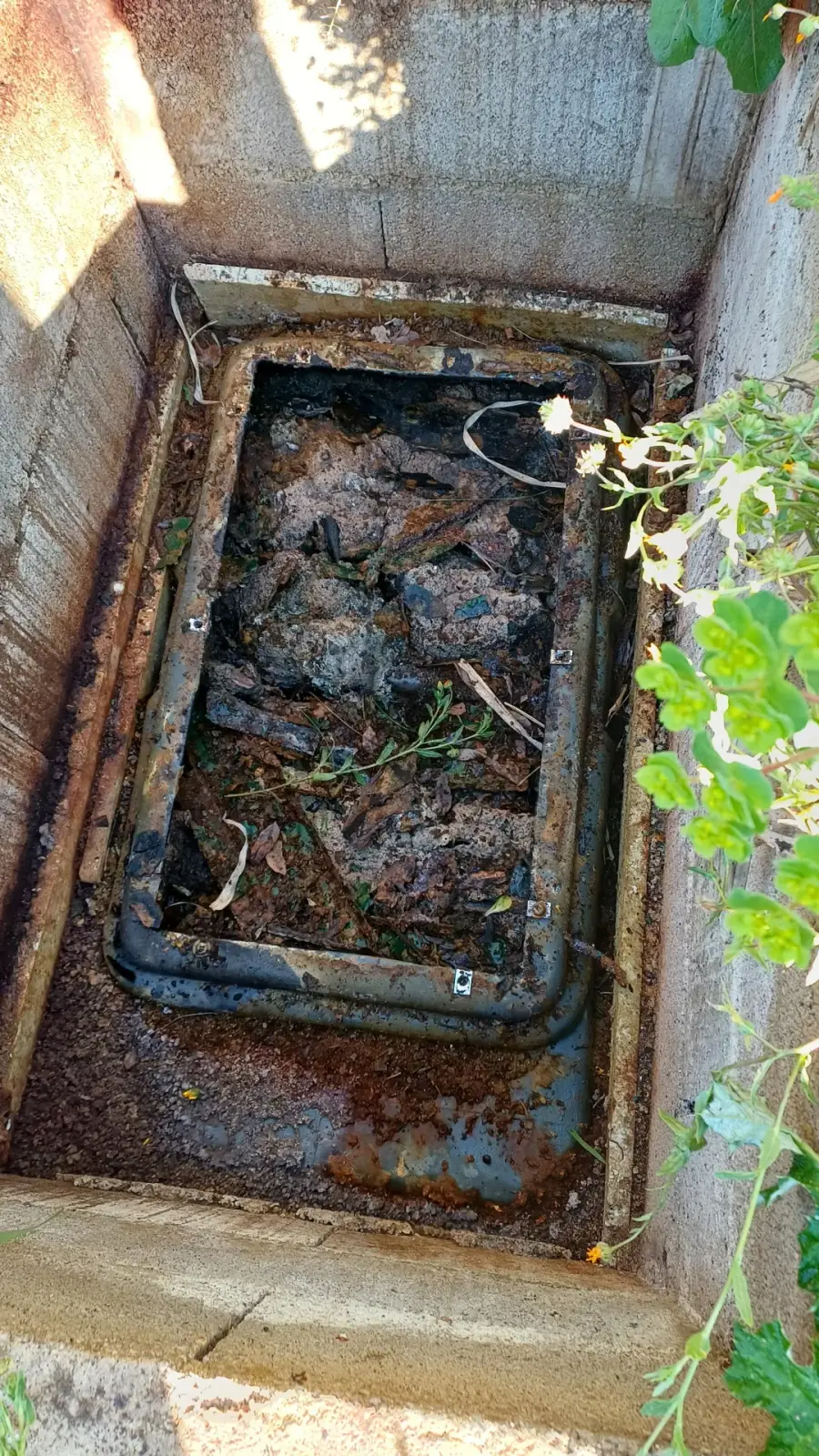 Camion hydrocureur réalisant un pompage de fosse septique à Gémenos (13420)